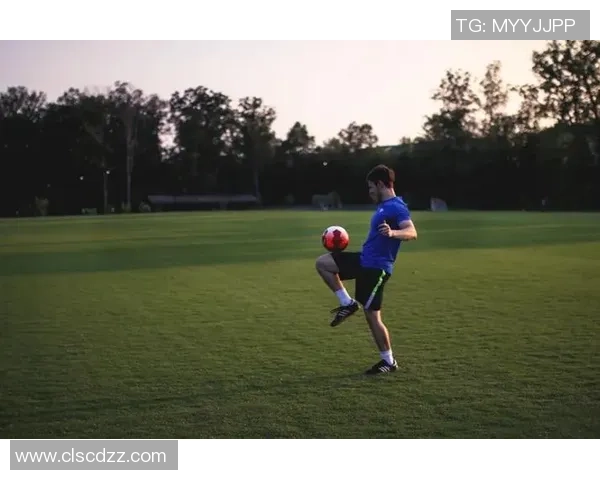 足球场上的明星瞬间展现精彩踢球动作的图片合集 足球场上的明星瞬间展现精彩踢球动作的图片合集