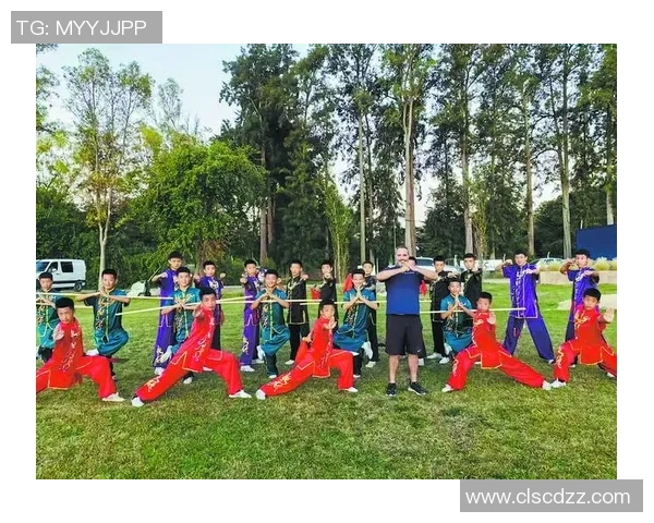 足球明星与中国功夫的完美结合展现运动精神与文化魅力 足球明星与中国功夫的完美结合展现运动精神与文化魅力