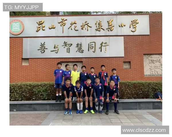 足球明星亲自带孩子训练传授技巧与热爱足球的精神 足球明星亲自带孩子训练传授技巧与热爱足球的精神